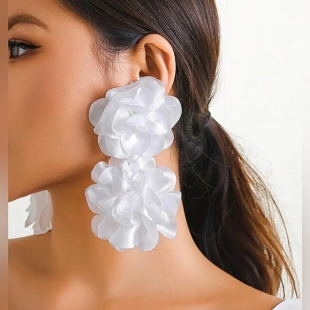 ✨NEW✨ Elegant White Floral Flower Earrings